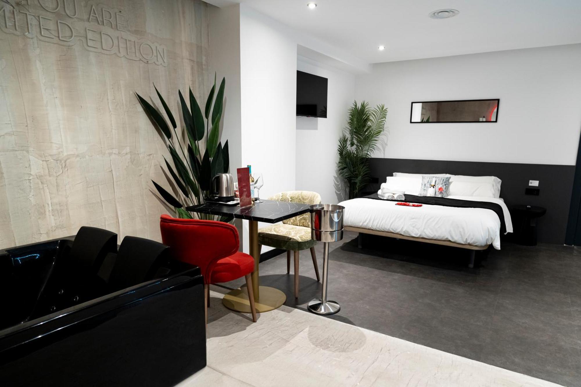 Mad Rooms — Photos 1